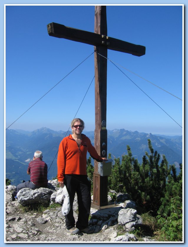 2009-09-08 Pyramiden (08) Peterskoepfle summit cross